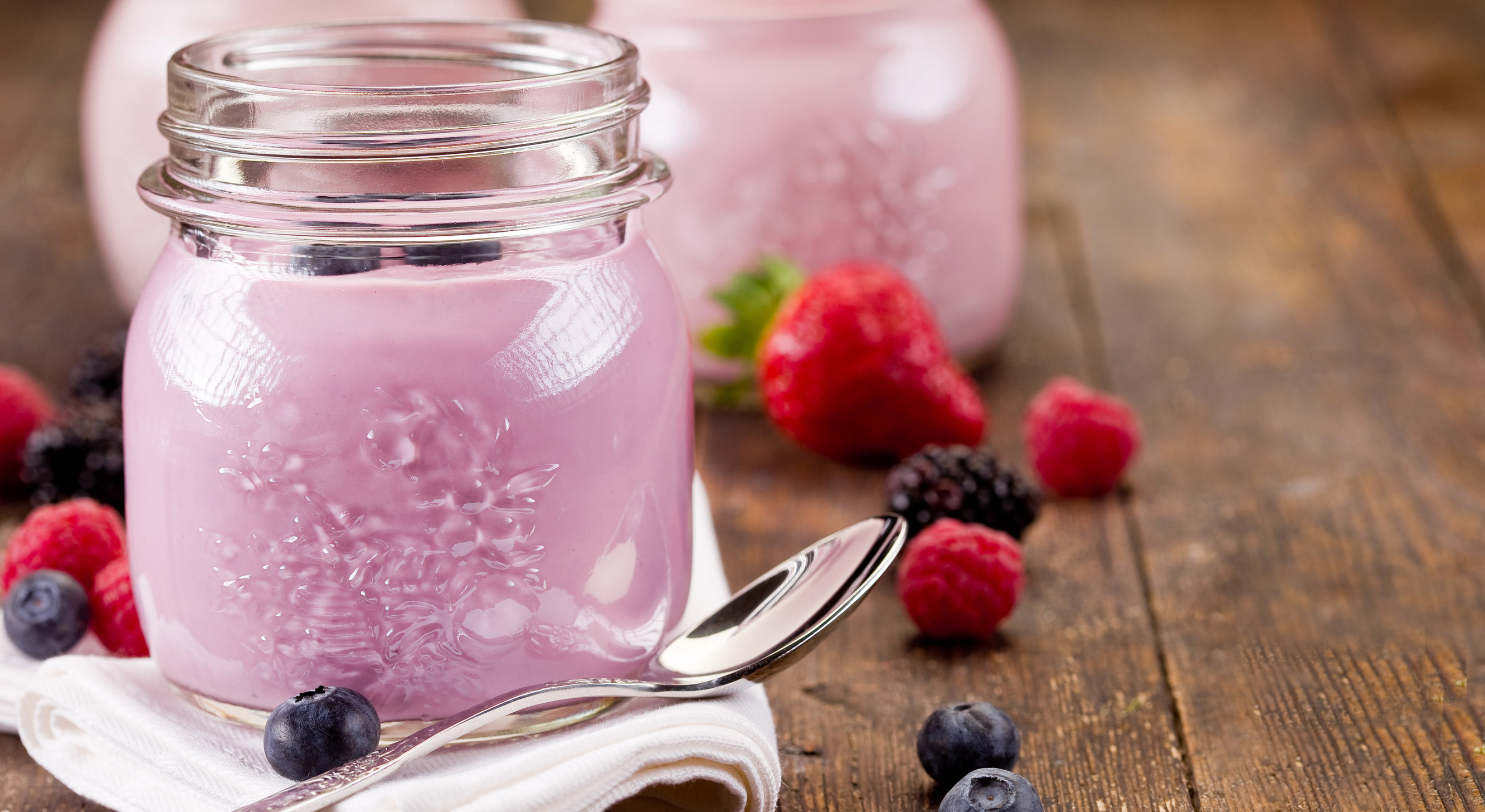 Yogur de fresa casero | Recetas